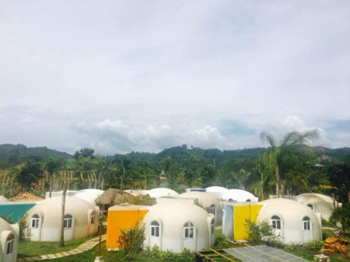 En octubre de este año abrirá en las cercanías del Lago de Yojoa el primer hotel de domos en Honduras. Son 11 domos que estarán ubicados en el desvío Los Caminos, en Peña Blanca, Santa Cruz de Yojoa. La construcción comenzó a principios de este año, los domos ya vienen prefabricados y solo se están colocando y acondicionando en el terreno, desde donde se podrá apreciar el Lago de Yojoa.